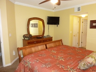 Our Florida villa near Disney has 6 bedrooms. This master Suite has a King size bed.